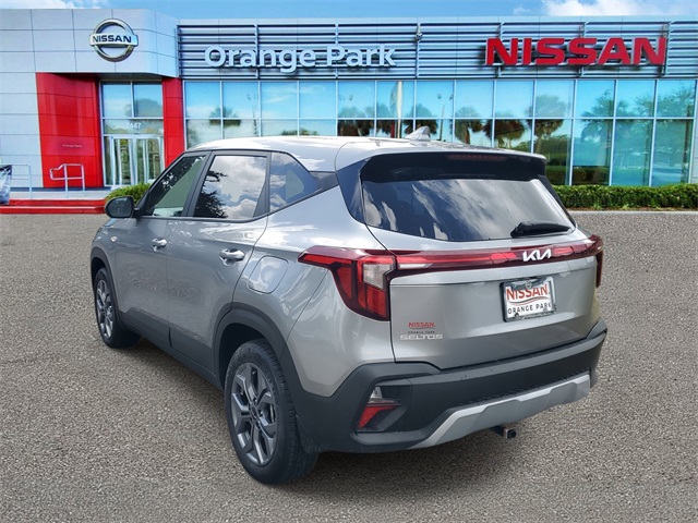 2024 Kia Seltos LX photo 2