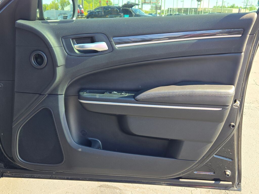 2018 Chrysler 300 Touring photo 3
