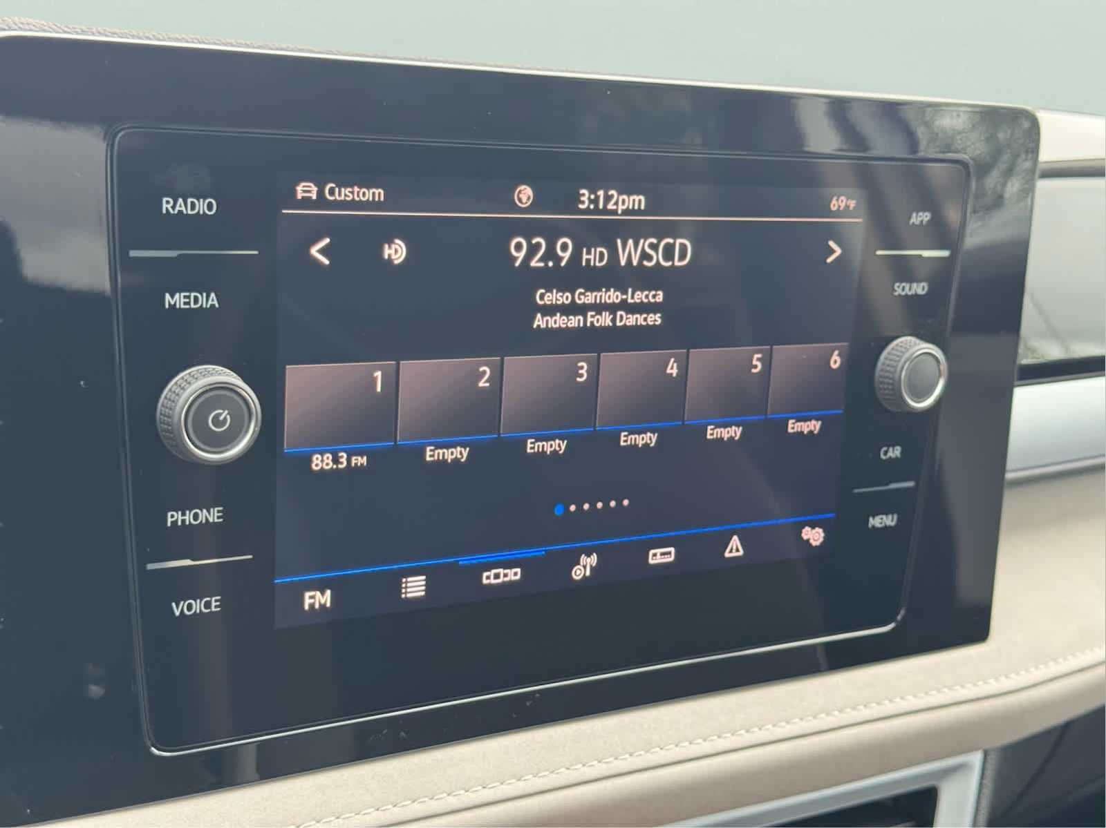 2025 Volkswagen Taos SE photo 18