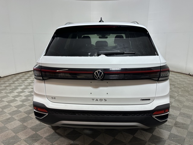 2025 Volkswagen Taos SE photo 3