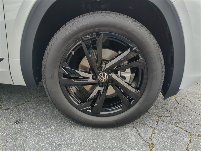 2025 Volkswagen Atlas Cross Sport SEL R-Line photo 3