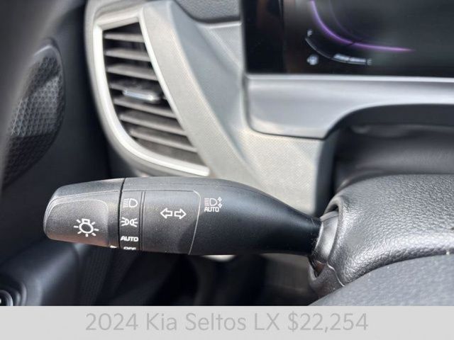 2024 Kia Seltos LX photo 16