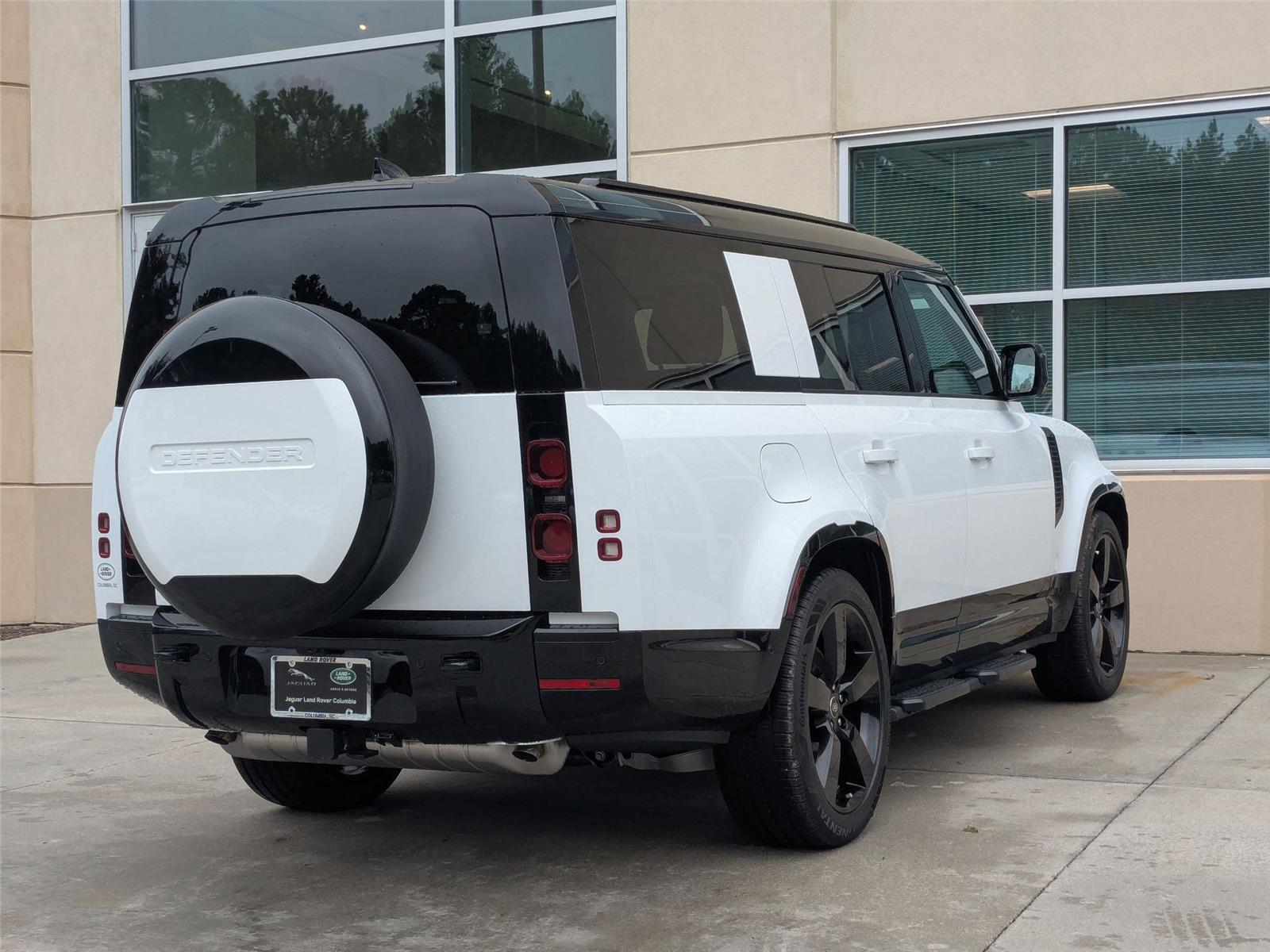 2025 Land Rover Defender 130 X-Dynamic SE photo 5