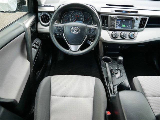 2014 Toyota RAV4 LE photo 9