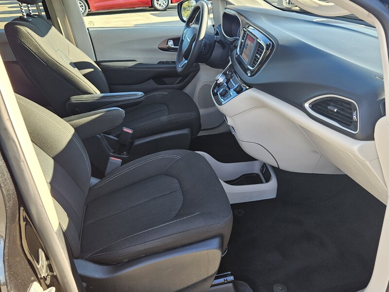 2023 Chrysler Voyager LX photo 14