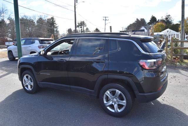 2024 Jeep Compass Latitude photo 3