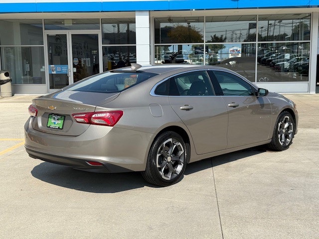 2022 Chevrolet Malibu 1LT photo 2