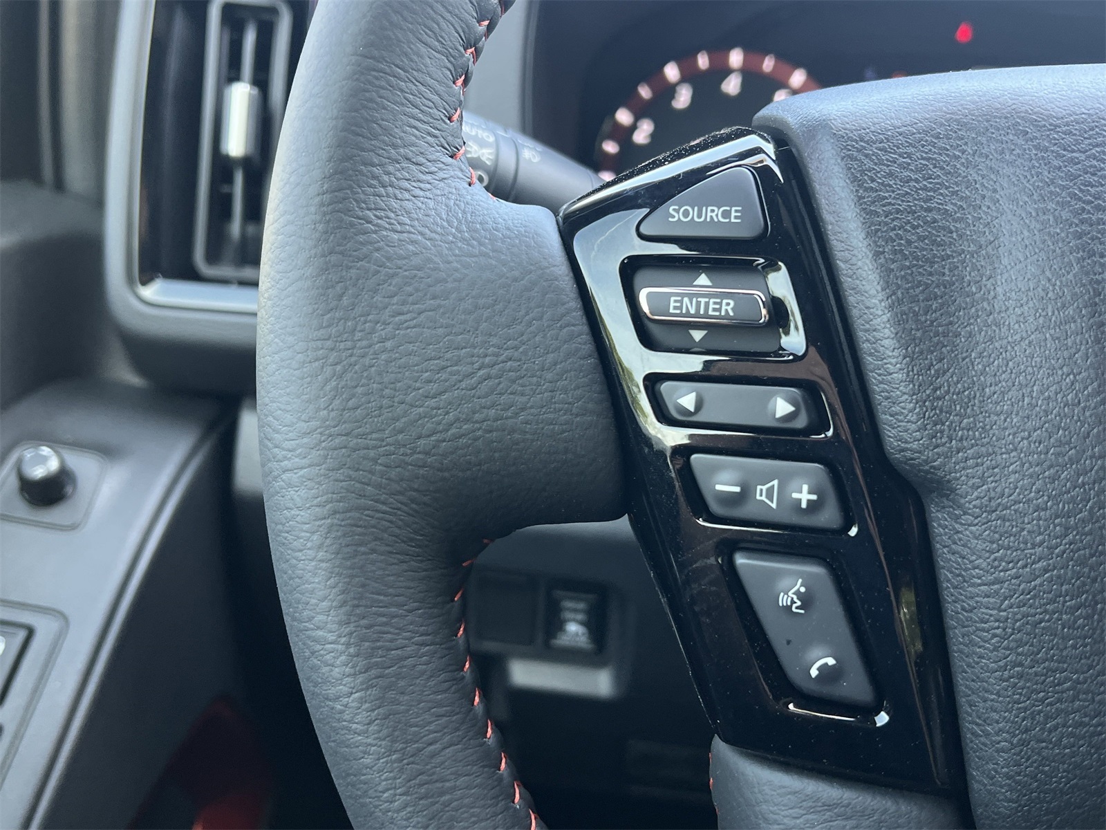 2025 Nissan Frontier PRO-4X photo 13