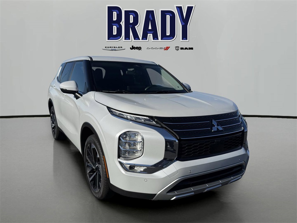 2024 Mitsubishi Outlander SE's photo