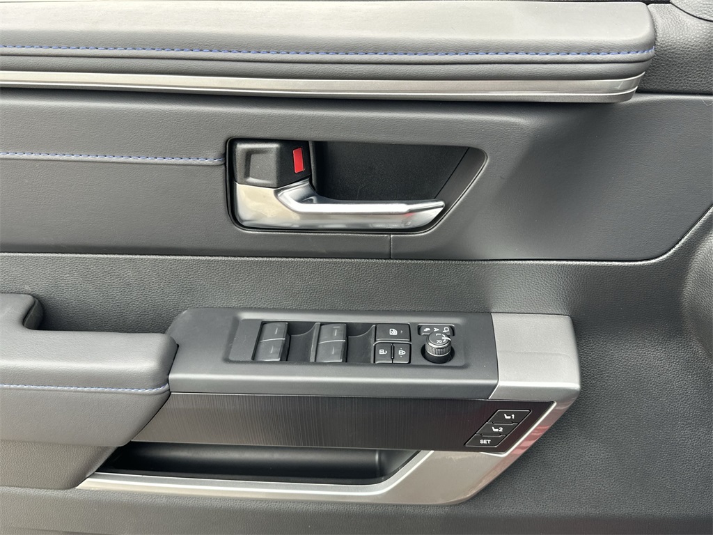 2025 Toyota Tundra Platinum CrewMax photo 13