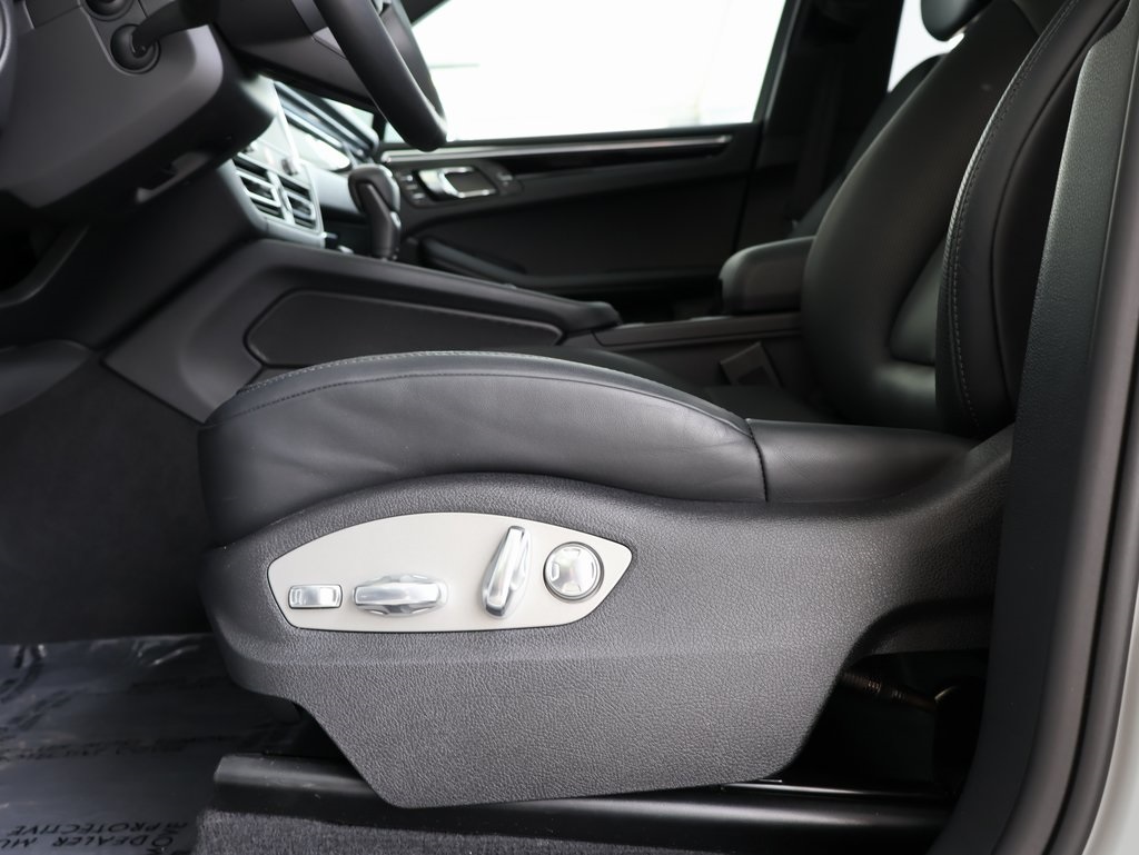 2025 Porsche Macan T photo 30