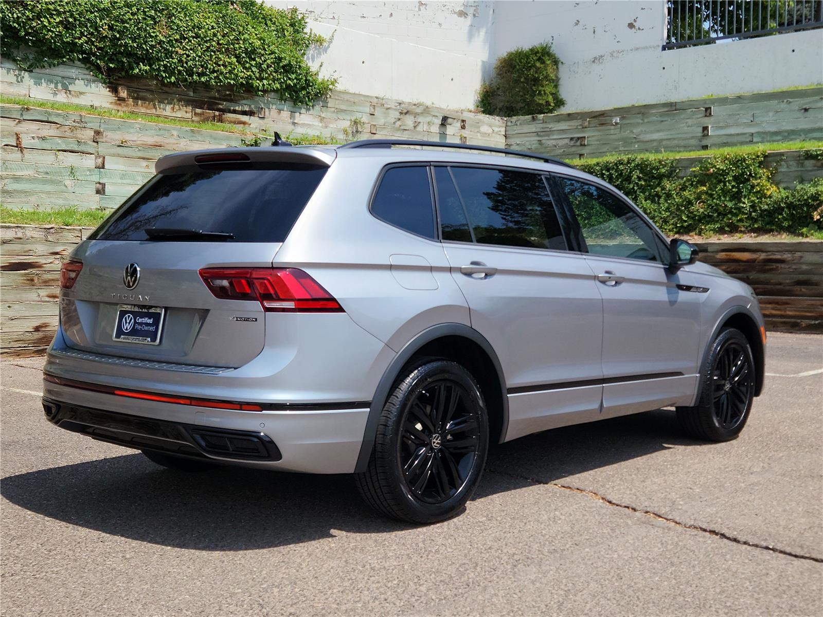 2022 Volkswagen Tiguan SE R-Line Black photo 2