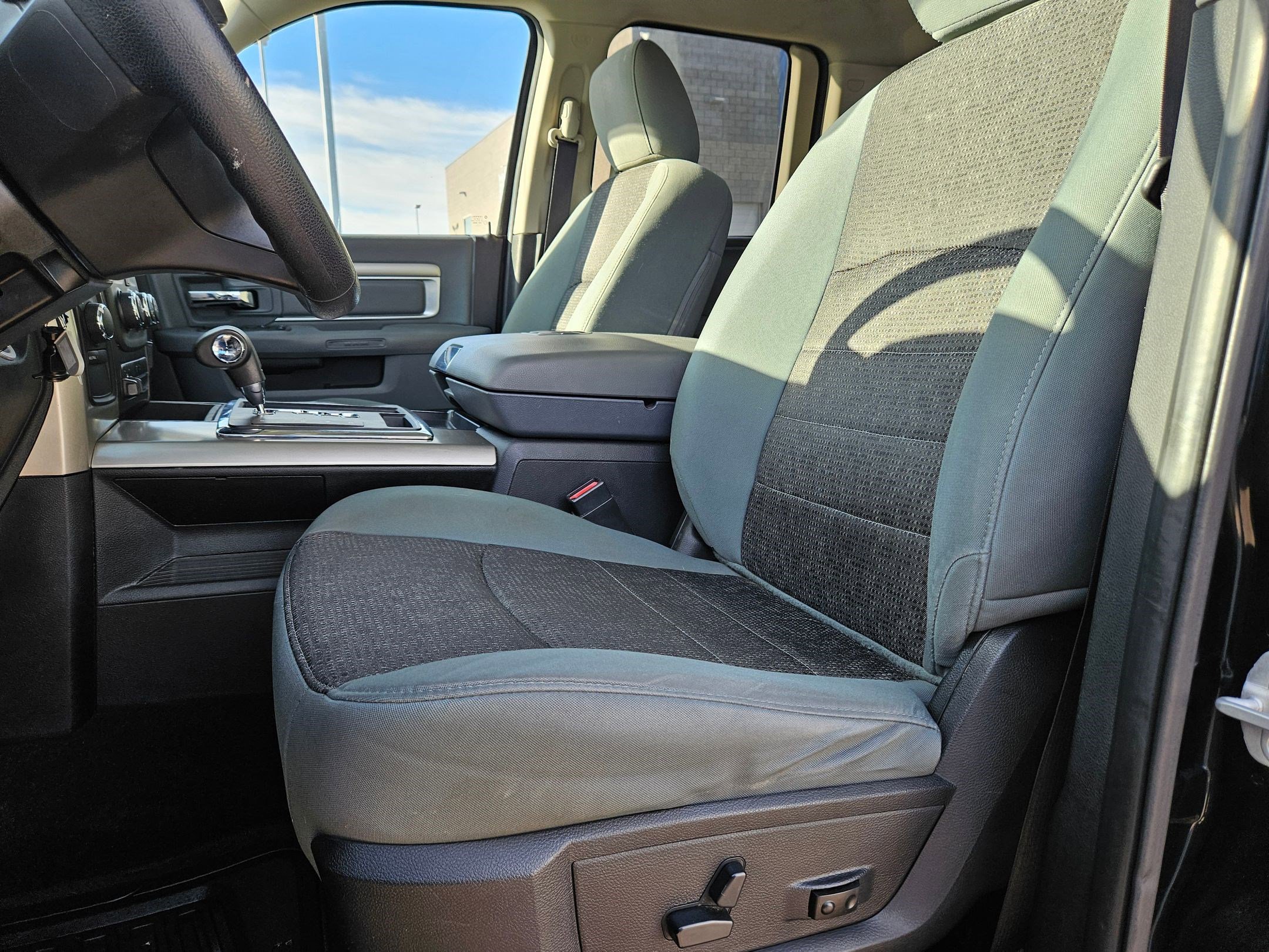 2013 Ram 1500 SLT photo 14