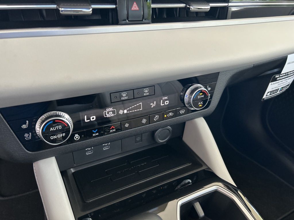 2025 Mitsubishi Outlander Black Edition photo 42