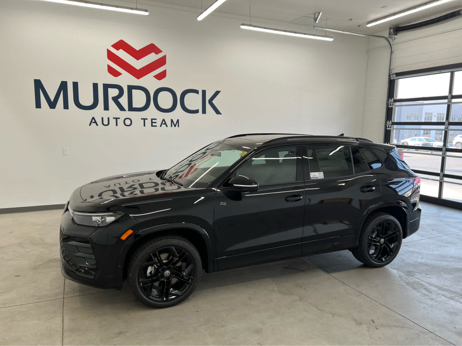 2025 Volkswagen Tiguan SE R-LINE BLACK's photo