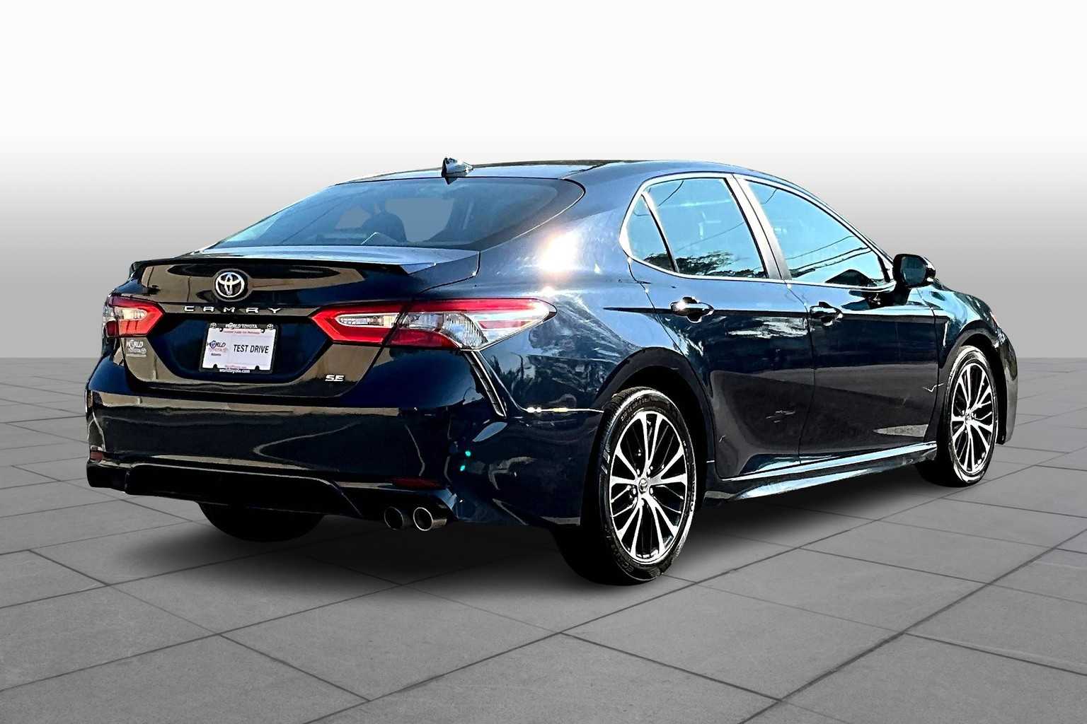 2019 Toyota Camry SE photo 11