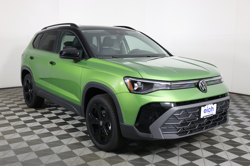 2025 Volkswagen Taos SE Black's photo