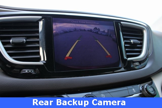 2017 Chrysler Pacifica Touring L photo 3