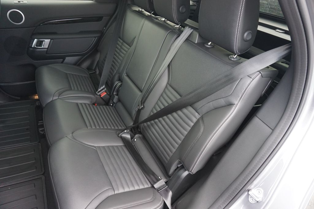 2025 Land Rover Discovery S photo 30