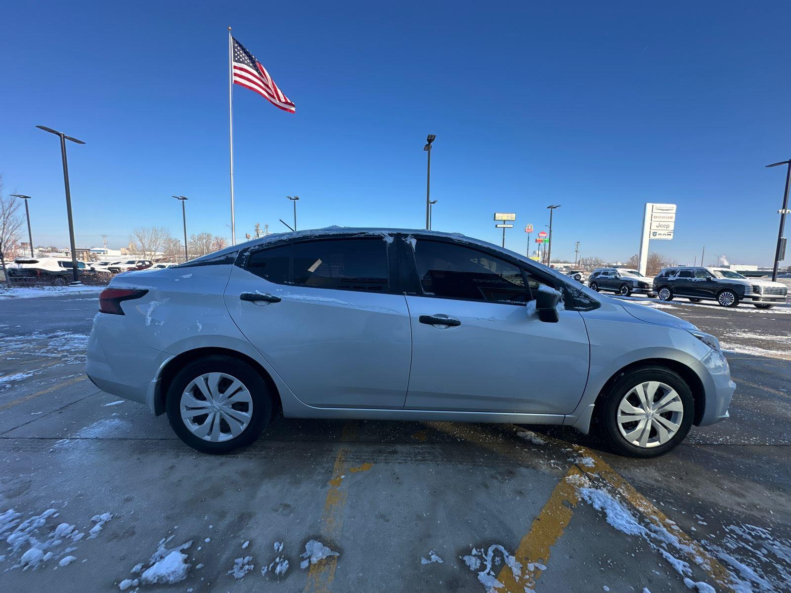 2020 Nissan Versa S photo 3