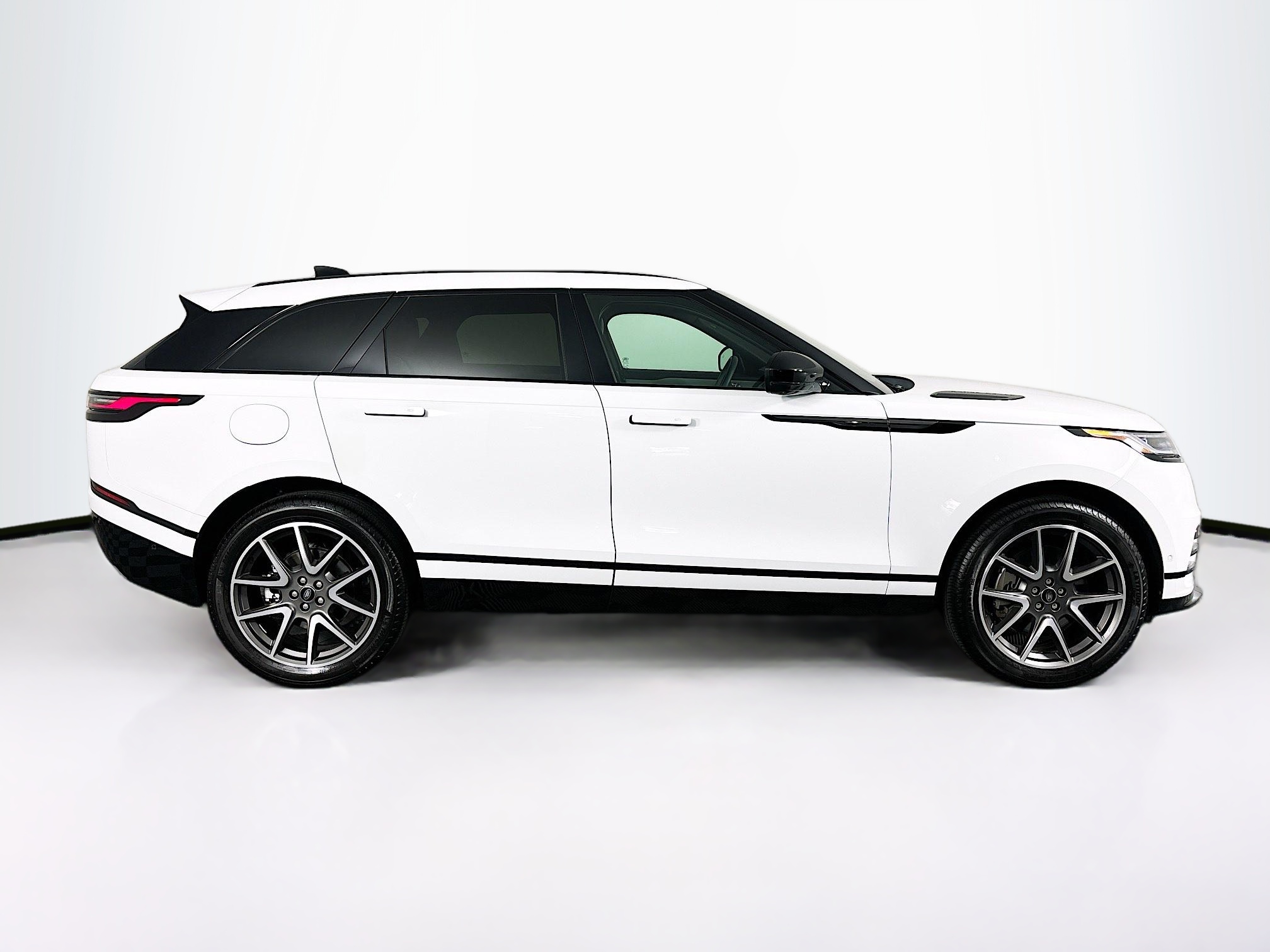 2026 Land Rover Range Rover Velar SE photo 4