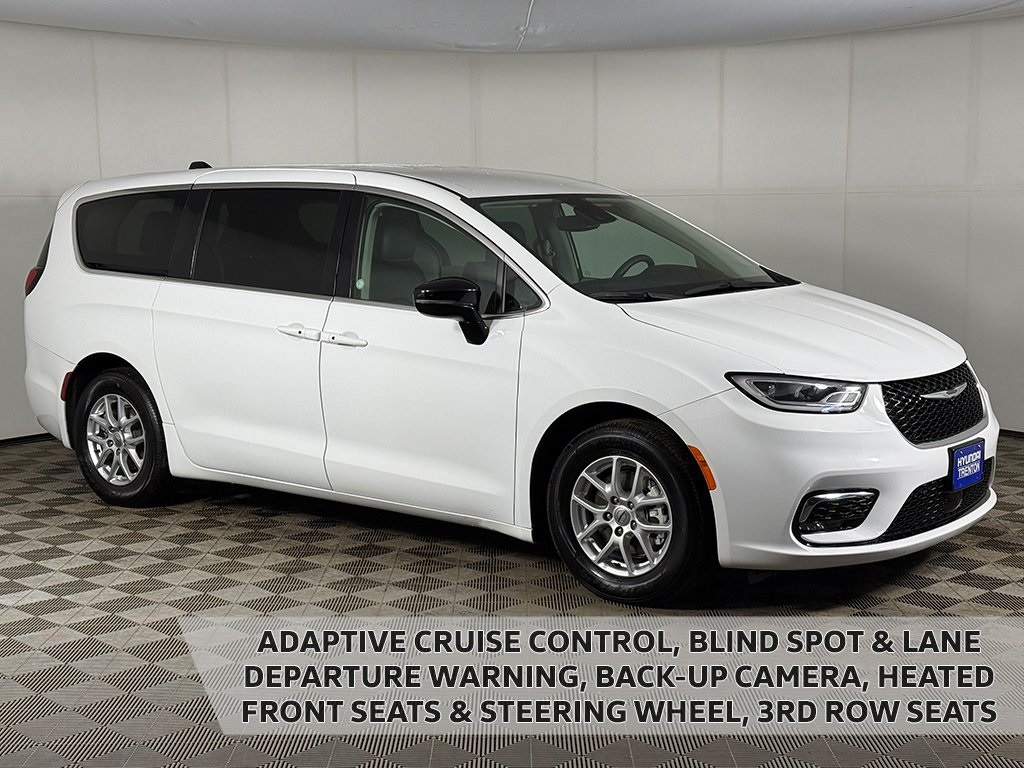 2024 Chrysler Pacifica Touring L's photo