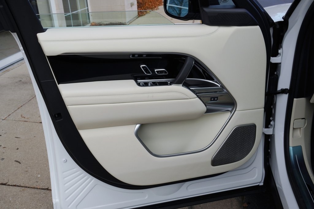 2025 LAND ROVER RANGE ROVER - Image 9