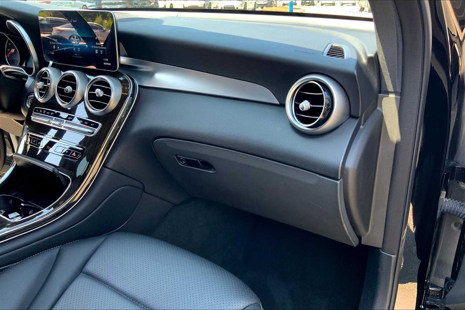 2021 Mercedes Benz GLC 300 photo 18