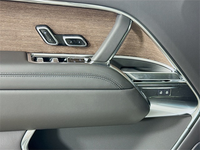 2025 Land Rover Range Rover SE photo 18
