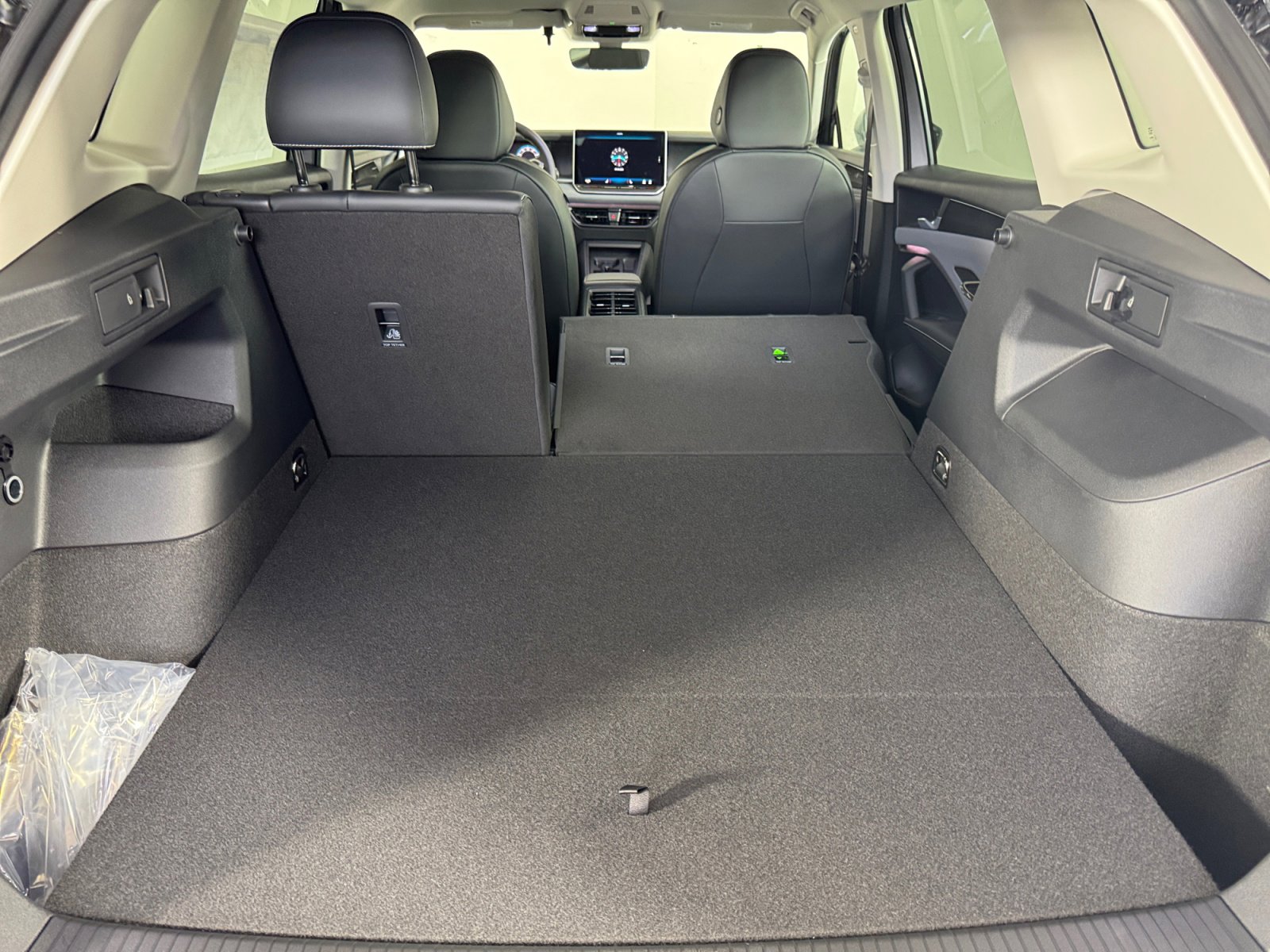 2025 Volkswagen Tiguan SE photo 2