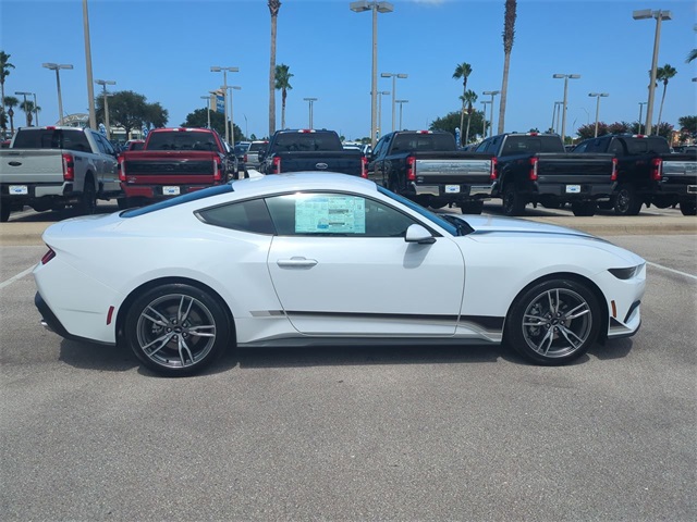 2025 Ford Mustang photo 3