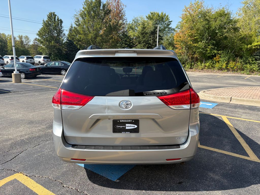 2014 Toyota Sienna L photo 3