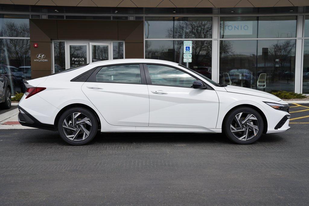 2025 Hyundai Elantra SEL Sport photo 3