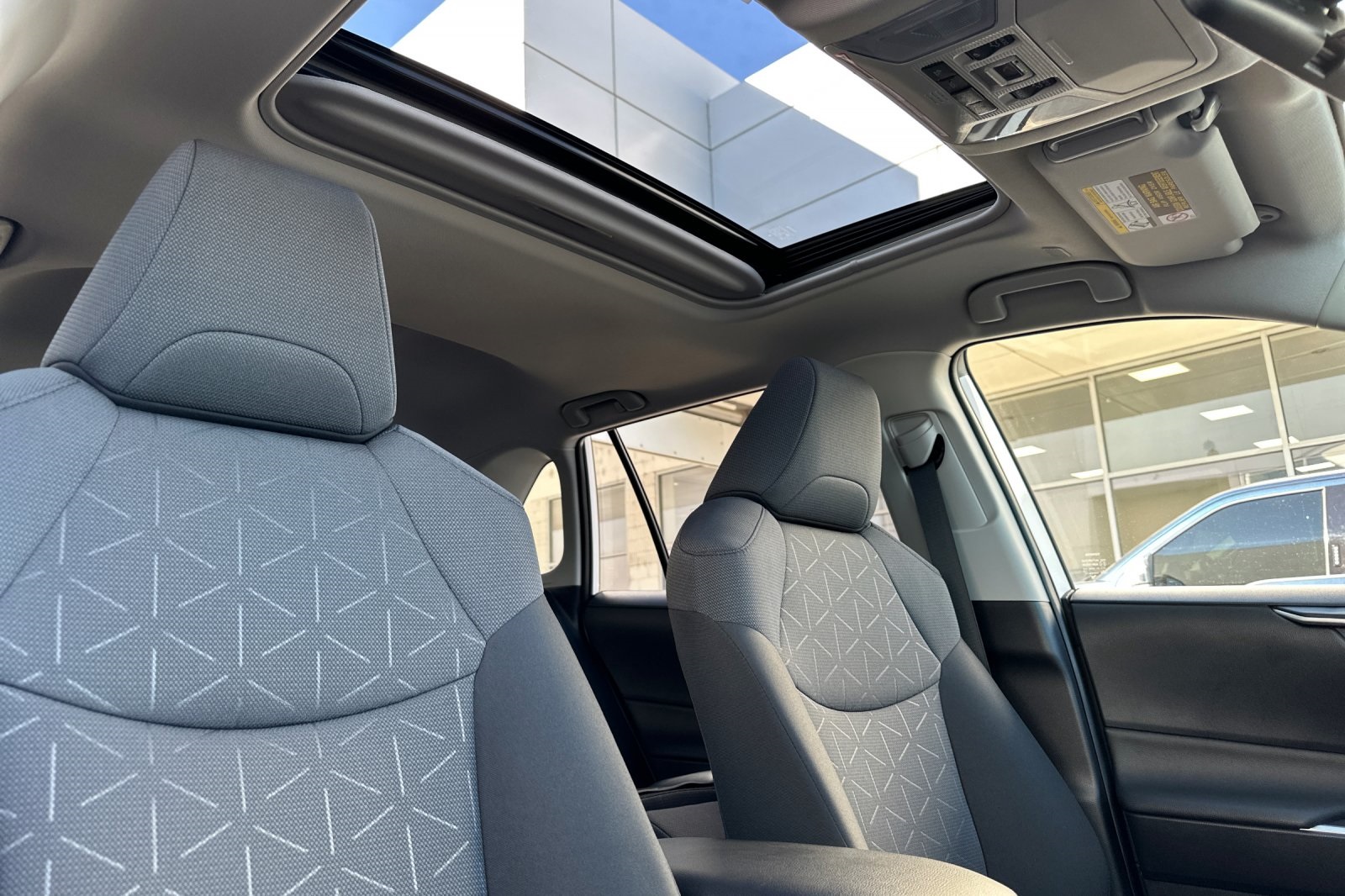 2023 Toyota RAV4 Hybrid XLE photo 16