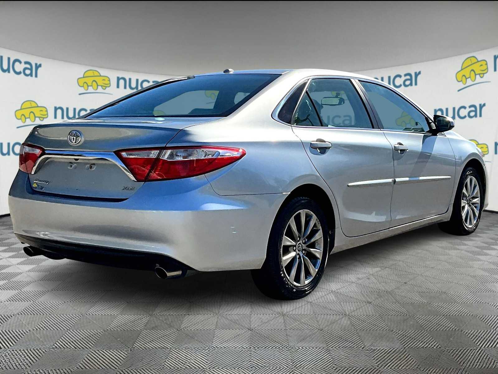 2016 Toyota Camry XLE photo 6