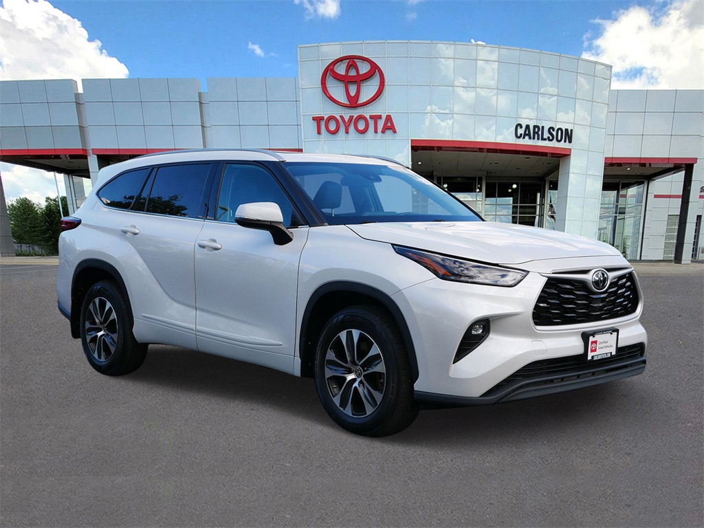 Used 2022 Toyota Highlander XLE with VIN 5TDHZRBH5NS181486 for sale in Minneapolis, Minnesota