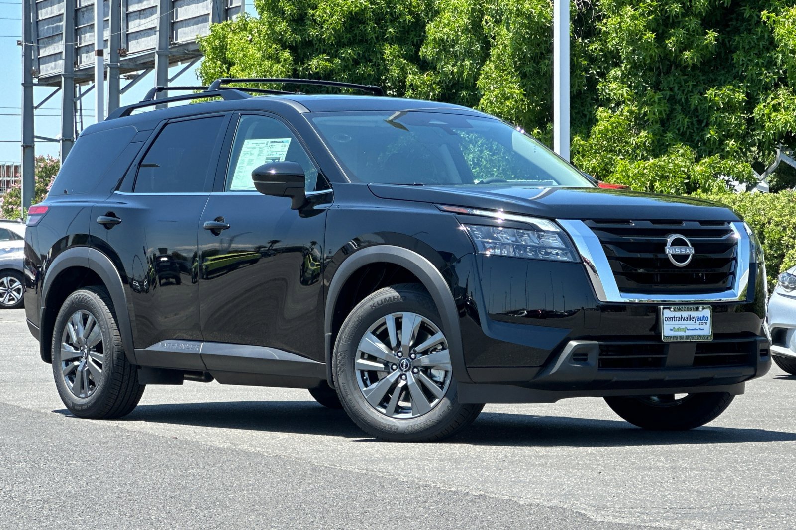 2025 Nissan Pathfinder SV photo 2