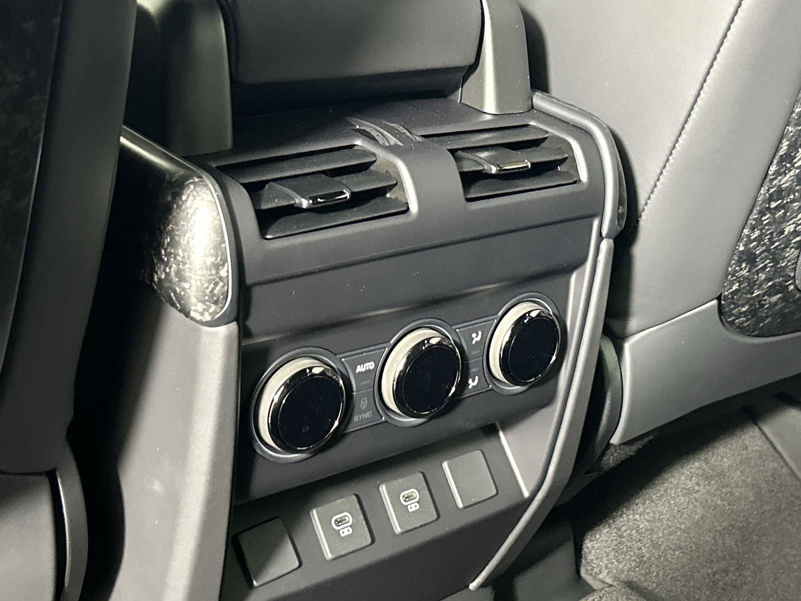 2025 Land Rover Defender 110 photo 26
