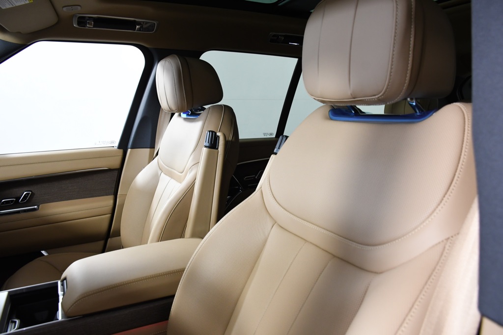 2025 Land Rover Range Rover SE photo 16