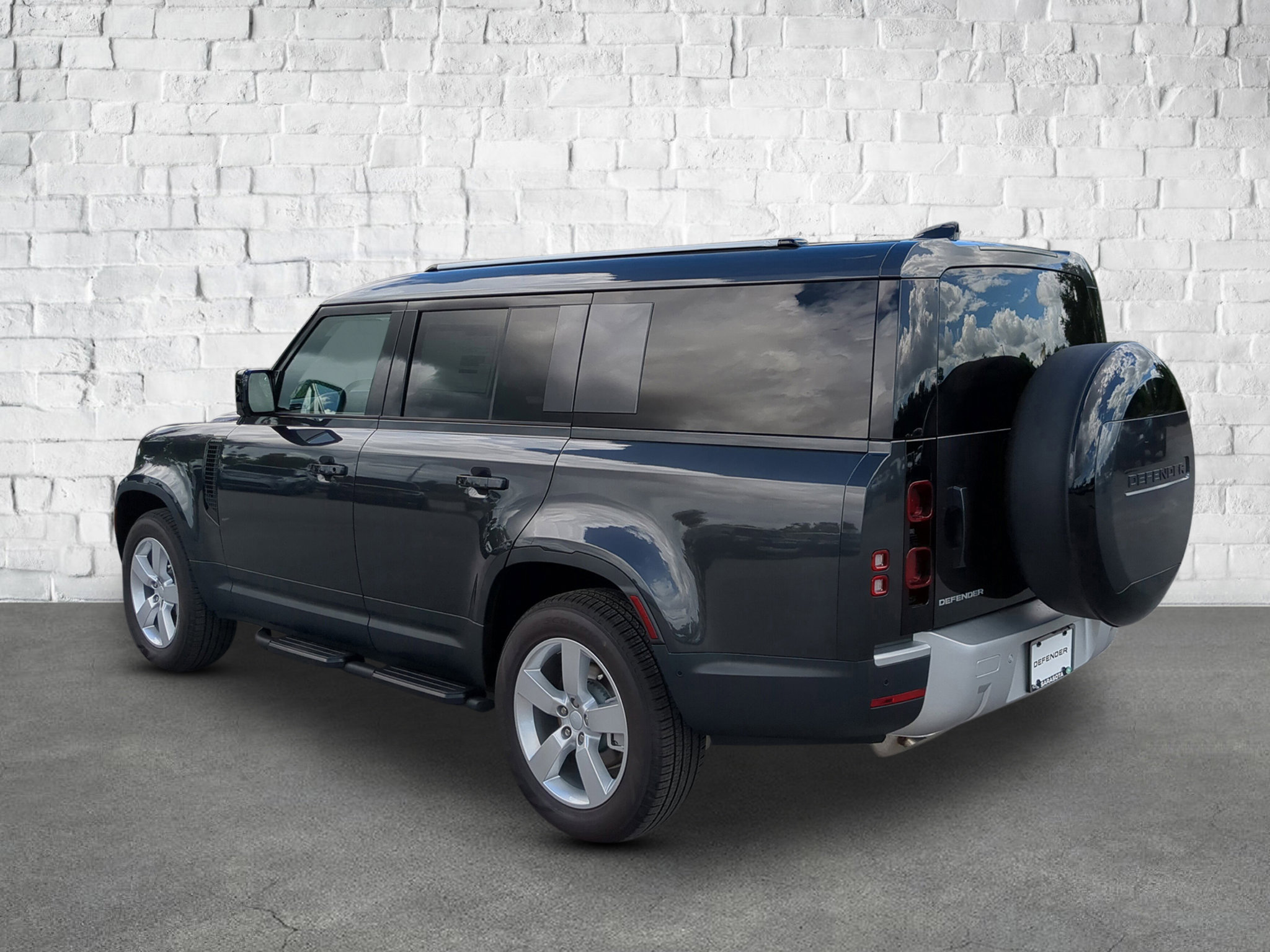 2025 Land Rover Defender 130 S photo 4