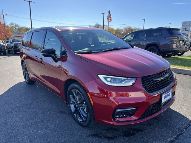 2026 Chrysler Pacifica Select's photo