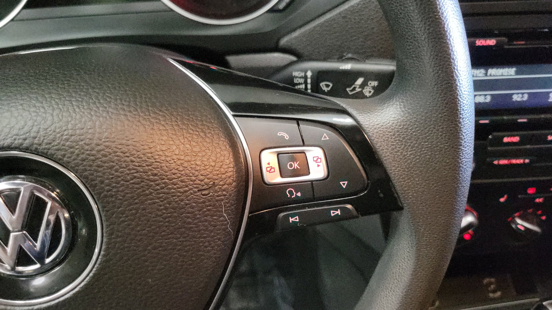 Used 2015 Reflex Silver Metallic Volkswagen 1.8T SE image 26