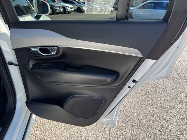 2022 Volvo XC90 T5 Momentum photo 22