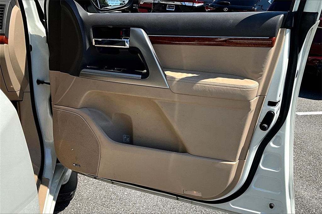 2015 Toyota Land Cruiser Base photo 26
