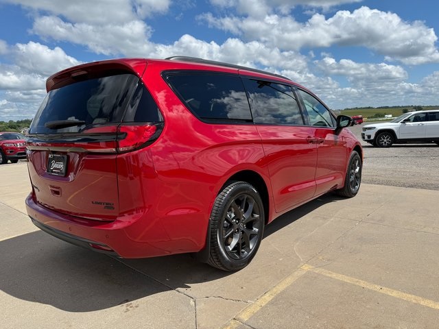 2026 Chrysler Pacifica Limited photo 4