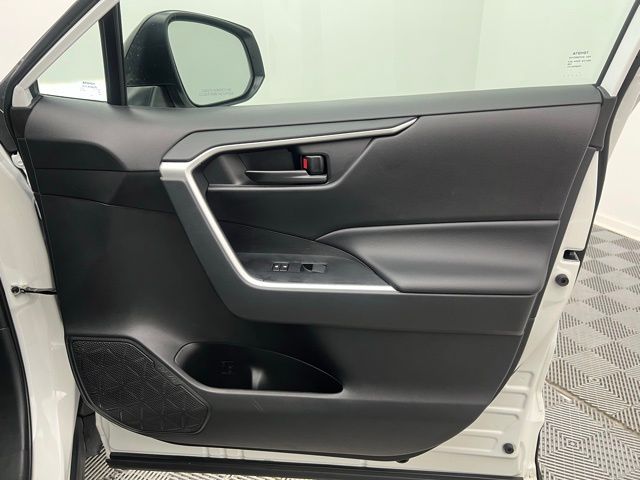 2024 Toyota RAV4 LE photo 9