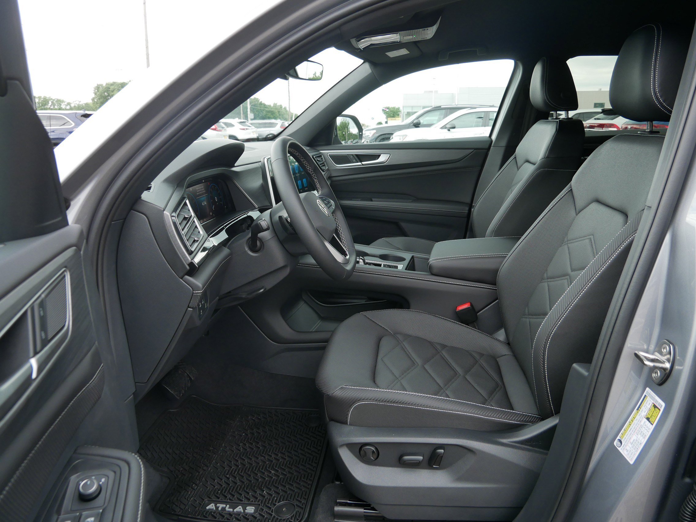 2025 Volkswagen Atlas SEL R-Line photo 3