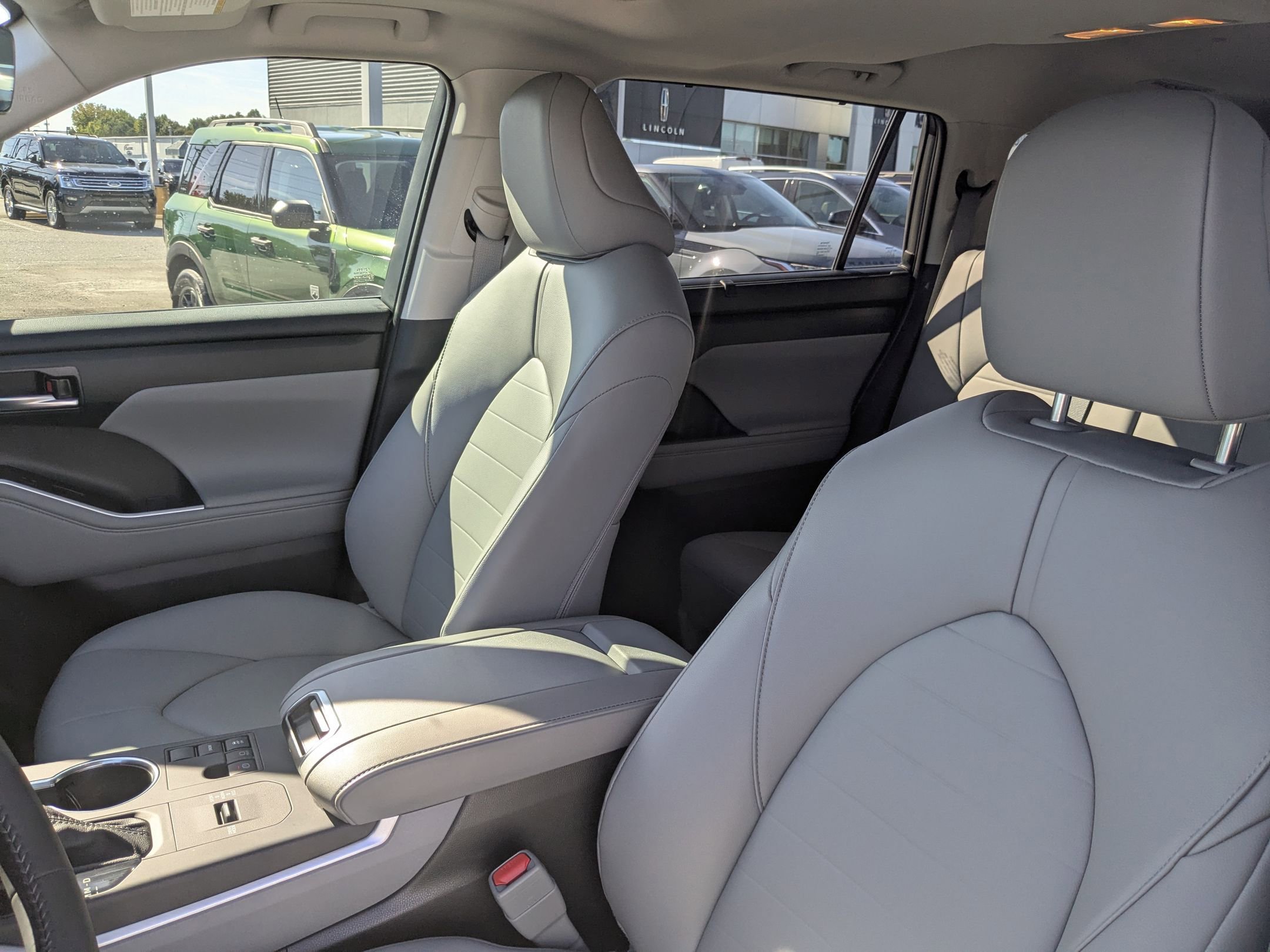 2025 Toyota Highlander XLE photo 11