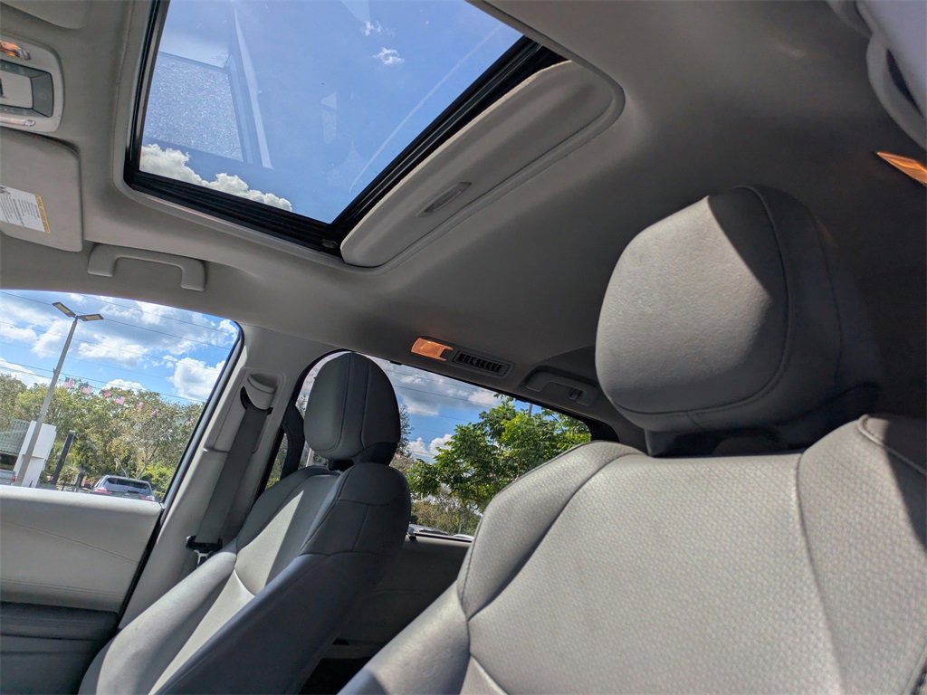 2023 Toyota Sienna XLE photo 23