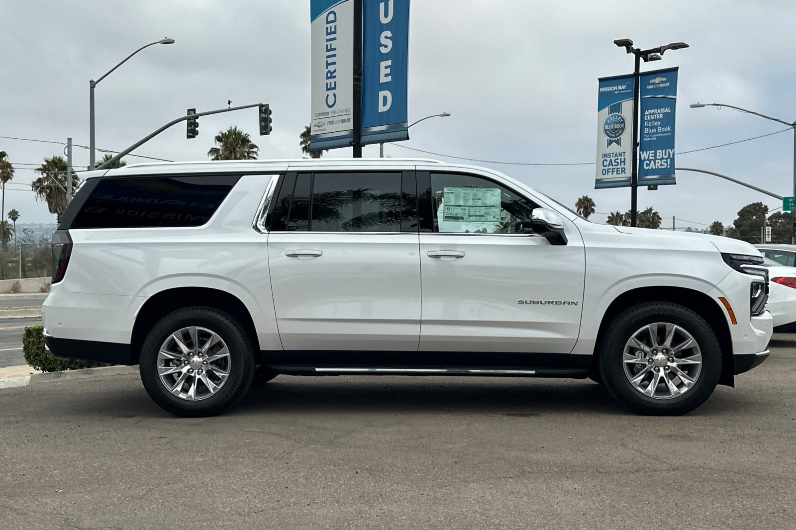2025 Chevrolet Suburban Premier photo 2